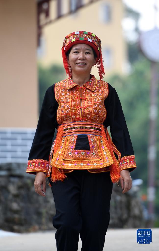 　在廣西蒼梧縣六堡鎮(zhèn)山坪村，祝雪蘭走在村道上（2022年9月22日攝）。新華社記者 陸波岸 攝